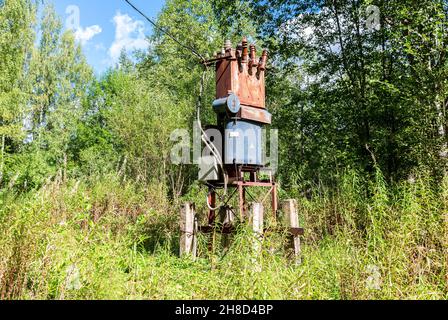 Altes Umspannwerk für Stromwandler auf dem Land im Sommer Stockfoto