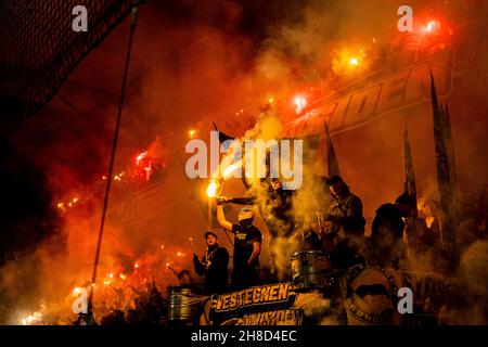 Broendby, Dänemark. 25th, November 2021. Fußballfans von Broendby WERDEN WÄHREND des UEFA Europa League-Spiels zwischen Broendby IF und Lyon im Broendby-Stadion in Broendby auf den Tribünen gesehen. (Foto: Gonzales Photo - Robert Hendel). Stockfoto