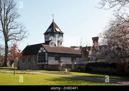 Frühlingsansicht der Brenchley Gardens und der Chilington Manor Sektion des Maidstone Museum, Maidstone, Kent Stockfoto