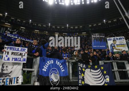 Turin, Italien, 27th. November 2021. Atalanta-Fans während des Serie-A-Spiels im Allianz-Stadion in Turin. Bildnachweis sollte lauten: Jonathan Moscrop / Sportimage Stockfoto