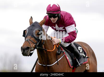 Aktenfoto vom 08-04-2021 von Tiger Roll mit Jack Kennedy. Tiger Roll konnte dieses Wochenende in der Unibet Many Clouds Chase bei seiner geliebten Aintree wieder in Aktion gehen, wobei der duale Cheltenham Gold Cup-Held Al Boum Photo zu seinen möglichen Rivalen zählte. Ausgabedatum: Montag, 29. November 2021. Stockfoto