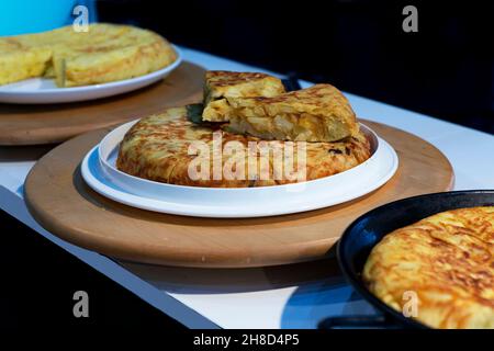 Drei verschiedene spanische Omelettes an einer Theke Stockfoto