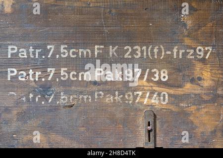 Alte deutsche Artillerie-Munitionsbox aus Holz. Weiße Markierungen mit kompatibler Ordnace. Stockfoto