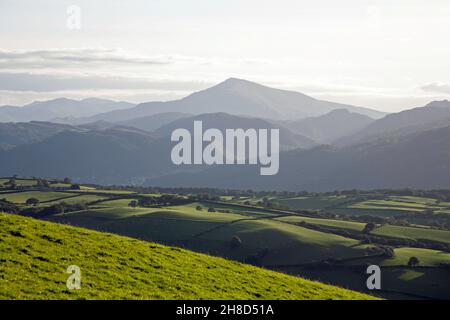 Moel Siabod steigt an einem Herbstmorgen aus der Nähe des Dorfes Eglwysbach Snowdonia North Wales über das Conwy Valley Stockfoto