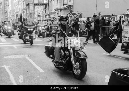 Manhattan, 5th Avenue, New York City USA: 11. November 2021: Jährliche Parade zum Veteranentag; Motorradfahrer unterstützen Kriegsveteranen Stockfoto