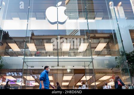 Hongkong, China. 29th. November 2021. Fußgänger laufen am amerikanischen multinationalen Technologiekonzern Apple-Store in Hongkong vorbei. (Foto von Budrul Chukrut/SOPA Images/Sipa USA) Quelle: SIPA USA/Alamy Live News Stockfoto