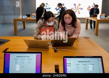 Hongkong, China. 29th. November 2021. In einem Apple-Store in Hongkong werden Käufer mit einem Macbook Pro-Laptop mit den neuen Computerchips M1 Pro und M1 Max gesehen. (Foto von Budrul Chukrut/SOPA Images/Sipa USA) Quelle: SIPA USA/Alamy Live News Stockfoto
