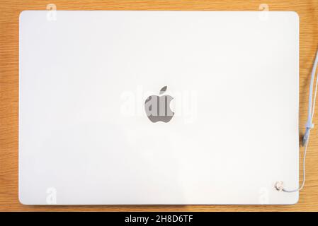 Hongkong, China. 25th. November 2021. Der neue Macbook Pro Laptop mit den Computerchips M1 Pro und M1 Max in einem Apple Store in Hongkong. (Foto von Budrul Chukrut/SOPA Images/Sipa USA) Quelle: SIPA USA/Alamy Live News Stockfoto