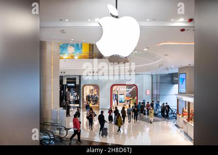 Hongkong, China. 29th. November 2021. Die Käufer kommen am amerikanischen multinationalen Technologieunternehmen Apple-Store und -Logo in Hongkong vorbei. (Foto von Budrul Chukrut/SOPA Images/Sipa USA) Quelle: SIPA USA/Alamy Live News Stockfoto