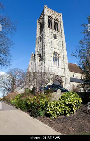 Blick auf die St. Faith’s Church von den Brenchley Gardens, Maidstone, Kent Stockfoto