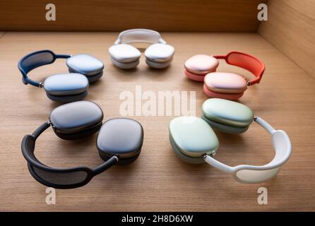 Hongkong, China. 29th. November 2021. Im amerikanischen, multinationalen Technologieunternehmen Apple Store in Hongkong werden verschiedene Farben von digitalen kabellosen Kopfhörern, AirPods Max, gezeigt. (Foto von Budrul Chukrut/SOPA Images/Sipa USA) Quelle: SIPA USA/Alamy Live News Stockfoto
