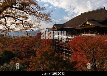 Kyoto, Japan. 25th. November 2021. Herbstblattfarbe umgibt den buddhistischen Tempel Kiyomizu-dera in Kyoto. (Foto: Stanislav Kogiku/SOPA Images/Sipa USA) Quelle: SIPA USA/Alamy Live News Stockfoto