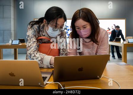 25. November 2021, Hongkong, China: In einem Apple-Store in Hongkong werden Käufer in einem Apple-Geschäft gesehen, wie sie Macbook Pro mit den neuen Computerchips M1 Pro und M1 Max einsetzen. (Bild: © Budrul Chukrut/SOPA Images via ZUMA Press Wire) Stockfoto