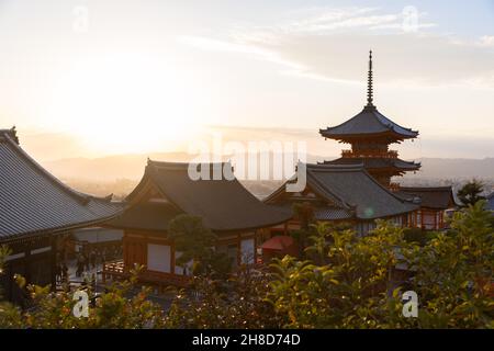 Kyoto, Japan. 25th. November 2021. Blick auf den buddhistischen Tempel Kiyomizu-dera in Kyoto. (Foto: Stanislav Kogiku/SOPA Images/Sipa USA) Quelle: SIPA USA/Alamy Live News Stockfoto