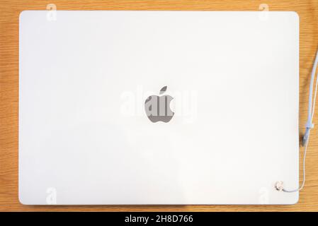 25. November 2021, Hongkong, China: Der neue Macbook Pro Laptop mit den Computerchips M1 Pro und M1 Max in einem Apple Store in Hongkong. (Bild: © Budrul Chukrut/SOPA Images via ZUMA Press Wire) Stockfoto