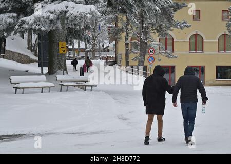 Monte Terminillo (Rieti) - 29. November 2021 Schneefall auf dem Skigebiet Monte Terminillo in der Provinz Rieti im zentralen Apennin hat Mittelitalien seit zwei Tagen mit schlechtem Wetter und Schneefall selbst in relativ niedrigen Höhen zu kämpfen. Stockfoto