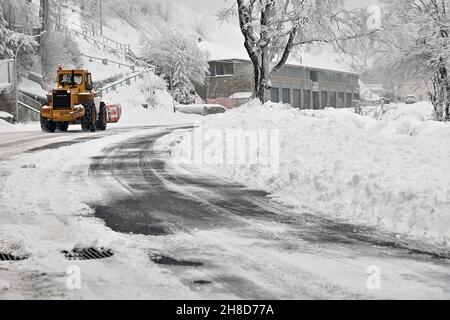 Monte Terminillo (Rieti) - 29. November 2021 Schneefall auf dem Skigebiet Monte Terminillo in der Provinz Rieti im zentralen Apennin hat Mittelitalien seit zwei Tagen mit schlechtem Wetter und Schneefall selbst in relativ niedrigen Höhen zu kämpfen. Stockfoto