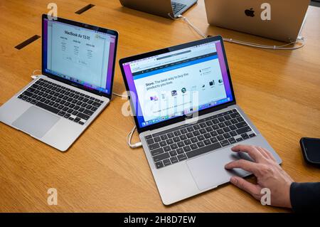 25. November 2021, Hongkong, China: Ein Shopper wird in einem Apple-Geschäft in Hongkong mit einem Macbook Pro-Computer gesehen. (Bild: © Budrul Chukrut/SOPA Images via ZUMA Press Wire) Stockfoto