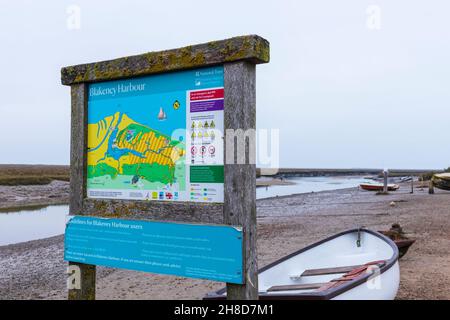 Melden Sie sich an einem langweiligen Novembermorgen am Blakeney Harbour in North Norfolk mit bewachter Beiboot bei Low Tide an Stockfoto