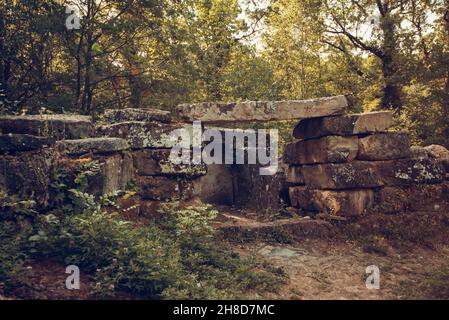 Dolmen in Russland Caucas. Wald in der Stadt in der Nähe von Noworossijsk die Sehenswürdigkeiten sind Dolmen und Ruinen der alten Zivilisation. Stockfoto