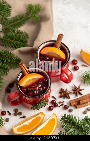 Heißer Winter trinken Glühwein in roten Tassen Stockfoto