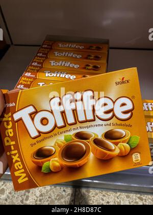 Rheinbach, Deutschland 12. Oktober 2021, Eine Packung 'Toffifee' vor dem Regal eines Supermarkts Stockfoto