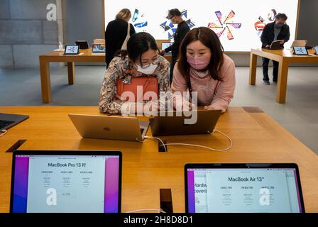 Hongkong, China. 25th. November 2021. In einem Apple-Store in Hongkong werden Käufer mit einem Macbook Pro-Laptop mit den neuen Computerchips M1 Pro und M1 Max gesehen. (Bild: © Budrul Chukrut/SOPA Images via ZUMA Press Wire) Stockfoto