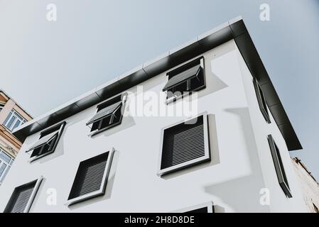 Fenster eines hohen mehrstöckigen Wohngebäudes. Wohnhaus. Stockfoto