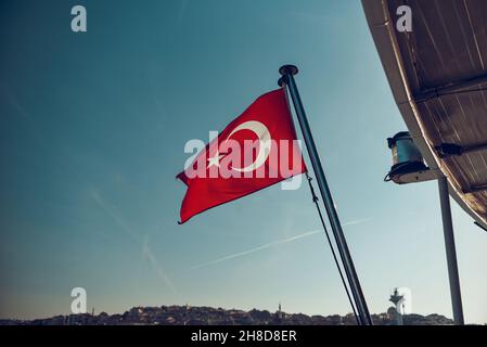 Türkische Flagge schwenkten im blauen Himmel. Stockfoto