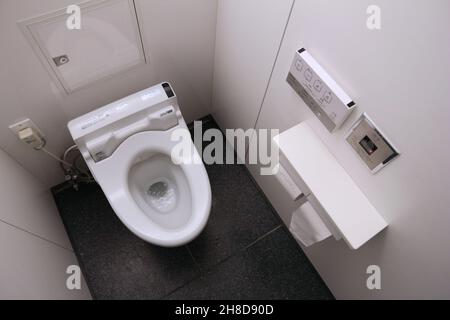 TOKIO, JAPAN - 1. DEZEMBER 2016: Moderne Hightech-Toilette mit elektronischem Bidet in Japan. Branchenführer einigten sich vor kurzem auf Signage-Standards für Jap Stockfoto