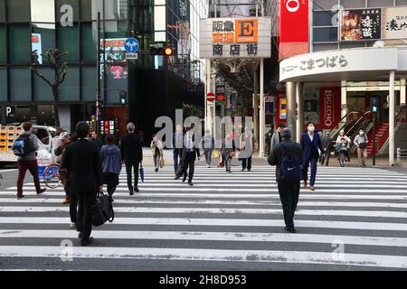 OSAKA, JAPAN - 22. NOVEMBER 2016: Straßenansicht im Umeda-Viertel von Osaka, Japan. Umeda ist ein wichtiger Handels-, Geschäfts-, Einkaufs- und Unterhaltungsbereich Stockfoto