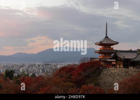 25. November 2021, Kyoto, Japan: Dreistöckige Pagode im buddhistischen Tempel Kiyomizu-dera in Kyoto, umgeben von Herbstblättern. (Bild: © Stanislav Kogiku/SOPA Images via ZUMA Press Wire) Stockfoto