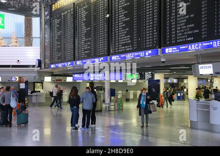 FRANKFURT, DEUTSCHLAND - 6. DEZEMBER 2016: Passagiere besuchen Terminal 1 des Internationalen Flughafens Frankfurt in Deutschland. Es ist der verkehrsreichste Flughafen in Deutschland Stockfoto