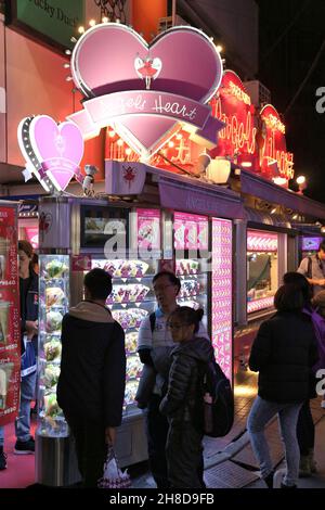 TOKIO, JAPAN – 4. DEZEMBER 2016: Die Menschen besuchen ein Pfannkuchengeschäft in der Takeshita Street, im Harajuku-Viertel von Tokio, Japan. Harajuku ist ein beliebtes Jugendkulturgut Stockfoto