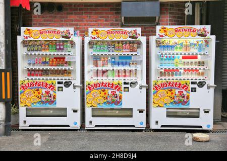 OSAKA, Japan - 23. NOVEMBER 2016: Automaten in Osaka, Japan. Japan ist bekannt für seine Automaten, mit mehr als 5,5 Millionen Maschinen nati Stockfoto