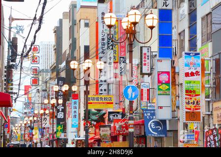 OSAKA, JAPAN - 23. NOVEMBER 2016: Tagsüber Dotonbori Straße in Osaka, Japan. Dotonbori ist das Hauptunterhaltungsgebiet von Osaka. Stockfoto
