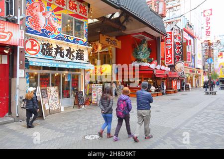 OSAKA, JAPAN - 23. NOVEMBER 2016: Menschen besuchen tagsüber die Dotonbori-Straße in Osaka, Japan. Dotonbori ist das Hauptunterhaltungsgebiet von Osaka. Stockfoto