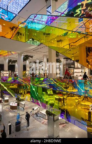 Saks Fifth Avenue Luxury Flagship Store, dekoriert für die Feiertage, befindet sich in New York City, USA 2021 Stockfoto
