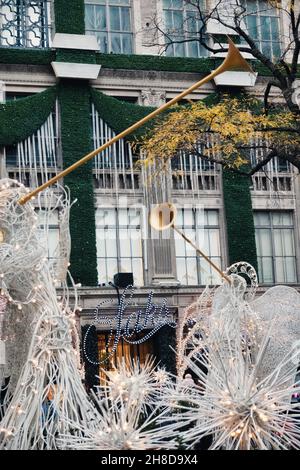 Herald Angel Figuren im Rockefeller Center während der Weihnachtszeit, NYC, USA 2021 Stockfoto