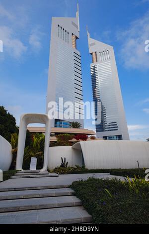 Dubai, VAE 19. Februar 2021: Spaziergang durch die Innenstadt von Dubai. Twin Towers, Dubai, entworfen von NORR Group Consultants International. Ein Turm ist 1165 Meter hoch und der andere 1014 Meter hoch. Stockfoto