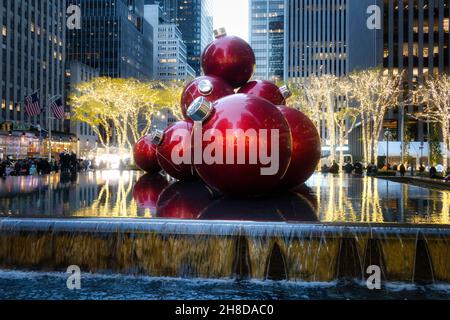 Riesige Weihnachtsverzierungen, reflektierenden Pool, 1251 Avenue of the Americas, New York City, USA Stockfoto