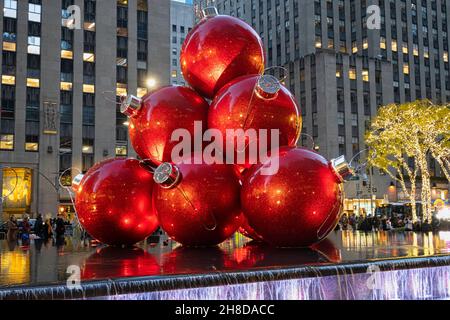 Riesige Weihnachtsverzierungen, reflektierenden Pool, 1251 Avenue of the Americas, New York City, USA Stockfoto