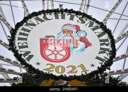 29. November 2021, Thüringen, Erfurt: "Erfurter Weihnachtsmarkt 2021" steht auf einem Brett am Riesenrad auf dem Domplatz. Der traditionelle Markt wurde am 23. November eröffnet und am 24. November aufgrund der aktuellen Corona-Verordnung geschlossen. Angesichts der Streichung vieler Weihnachtsmärkte hat der Deutsche Schausteller-Verband massive staatliche Finanzhilfen gefordert. Foto: Martin Schutt/dpa-Zentralbild/dpa Stockfoto