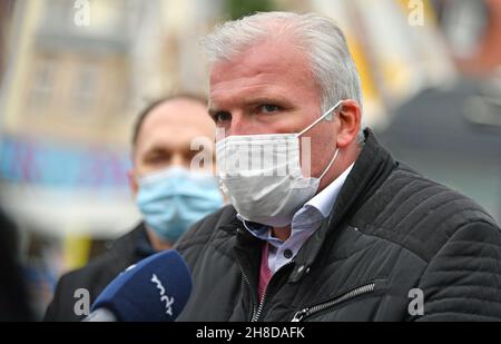 29. November 2021, Thüringen, Erfurt: Andreas Bausewein (SPD), Oberbürgermeister von Erfurt, steht auf dem Erfurter Weihnachtsmarkt am Domplatz. Der traditionelle Markt wurde am 23. November eröffnet und am 24. November aufgrund der aktuellen Corona-Verordnung geschlossen. Nach einer Überprüfung der Situation hält die Stadt Erfurt wegen des Christkindlmarktverbots an einer Klage gegen den Staat fest. Foto: Martin Schutt/dpa-Zentralbild/dpa Stockfoto