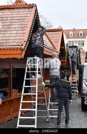 29. November 2021, Thüringen, Erfurt: Verkaufsstände werden auf dem Erfurter Weihnachtsmarkt abgebaut. Der traditionelle Markt wurde am 23. November eröffnet und am 24. November aufgrund der aktuellen Corona-Verordnung geschlossen. Angesichts der Streichung vieler Weihnachtsmärkte hat der Deutsche Schausteller-Verband massive staatliche Finanzhilfen gefordert. Foto: Martin Schutt/dpa-Zentralbild/dpa Stockfoto