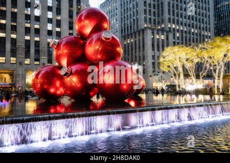 Riesige Weihnachtsverzierungen, reflektierenden Pool, 1251 Avenue of the Americas, New York City, USA Stockfoto