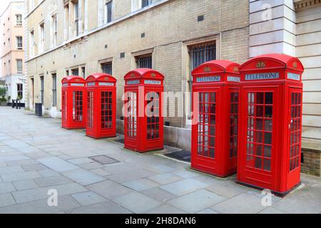 Telefonzelle in London. Wahrzeichen Londons - rote Telefonzelle. Stockfoto