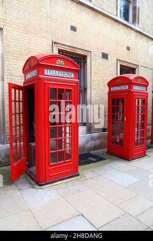 Telefonzelle in London. Wahrzeichen Londons - rote Telefonzelle. Stockfoto