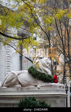 Die Löwenstatue mit Kranz während der Feiertage, New York Public Library, Hauptniederlassung, NYC Stockfoto