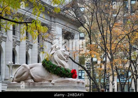 Die Löwenstatue mit Kranz während der Feiertage, New York Public Library, Hauptniederlassung, NYC Stockfoto